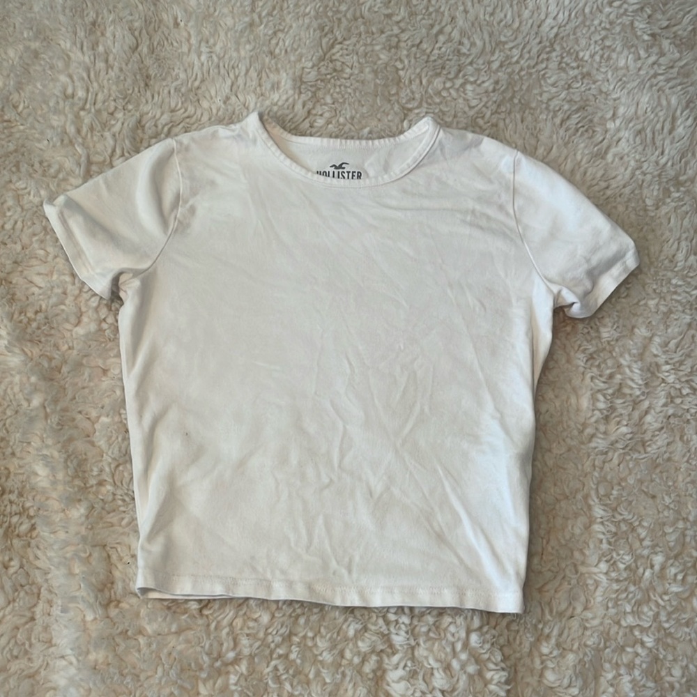 hollister baby tee 🫖